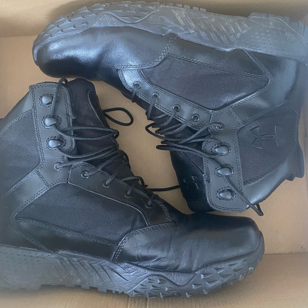 Size 10 men’s black Under Armour tatical/work boots! Worn twice.